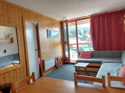 Coin salon dans l'établissement Appartement 2 pièces 5 personnes proche des pistes, des commerces, de la garderie et de l'ESF au centre de la station dArc 1800 dans le village des Villards - FR-1-411-98