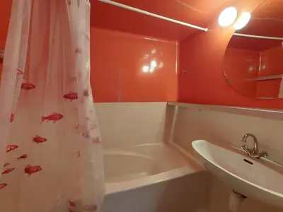 Salle de bains dans l'établissement Appartement 2 pièces 5 personnes proche des pistes, des commerces, de la garderie et de l'ESF au centre de la station dArc 1800 dans le village des Villards - FR-1-411-98