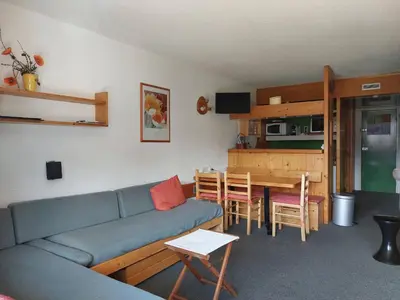 Cuisine ou kitchenette dans l'établissement Appartement 2 pièces 5 personnes proche des pistes, des commerces, de la garderie et de l'ESF au centre de la station dArc 1800 dans le village des Villards - FR-1-411-98