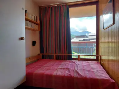 Un ou plusieurs lits dans un hébergement de l'établissement Appartement 2 pièces 5 personnes proche des pistes, des commerces, de la garderie et de l'ESF au centre de la station dArc 1800 dans le village des Villards - FR-1-411-98