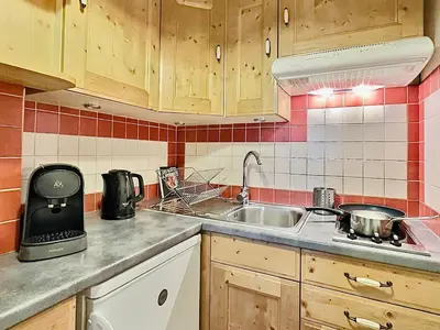 Cuisine ou kitchenette dans l'établissement Tignes: Appartement cosy 4 pers, skis aux pieds, animaux admis - FR-1-411-149