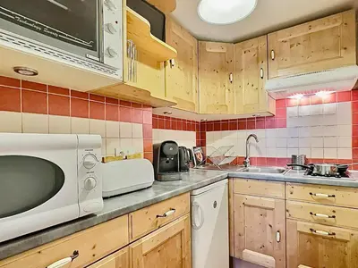 Cuisine ou kitchenette dans l'établissement Tignes: Appartement cosy 4 pers, skis aux pieds, animaux admis - FR-1-411-149