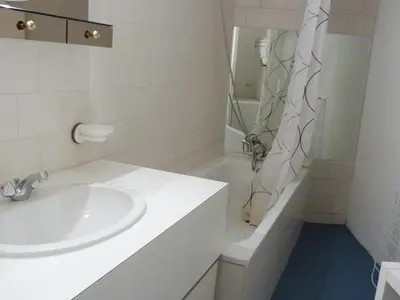 Salle de bains dans l'établissement Duplex 3 pièces pour 6 pers., vue vallée, proche pistes, animaux admis à Arc 1800 - FR-1-411-228