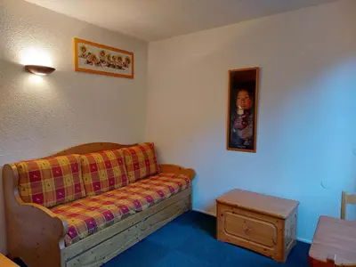 Coin salon dans l'établissement Studio cosy pour 2 aux Arcs 1800, accès wifi, parking optionnel - FR-1-411-304