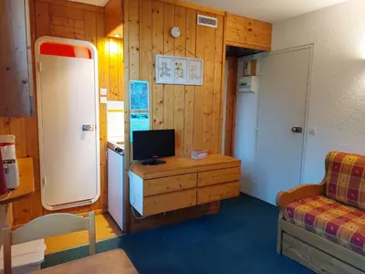 Télévision ou salle de divertissement dans l'établissement Studio cosy pour 2 aux Arcs 1800, accès wifi, parking optionnel - FR-1-411-304