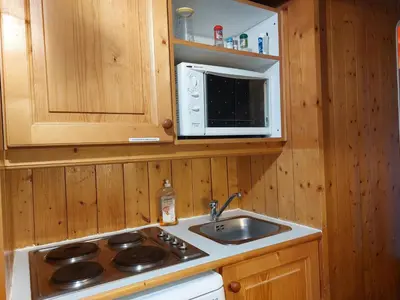 Cuisine ou kitchenette dans l'établissement Studio skis aux pieds pour 4 pers. à Arc 1800 avec balcon - FR-1-411-54
