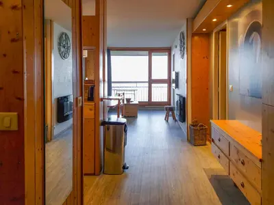 Télévision ou salle de divertissement dans l'établissement Appartement lumineux 2 pièces, 6 pers., vue vallée, casier à ski, aux Arcs 1800 - FR-1-411-92