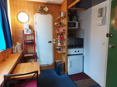 Cuisine ou kitchenette dans l'établissement Studio 3 personnes, WiFi et animaux admis, Arc 1800 Villards - FR-1-411-143