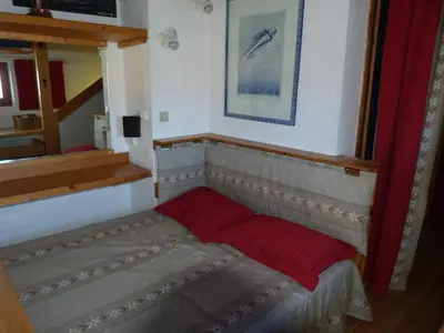 Un ou plusieurs lits dans un hébergement de l'établissement Charmant duplex pour 6 à Arc 1800, proche pistes, avec balcons sud/nord - FR-1-411-179