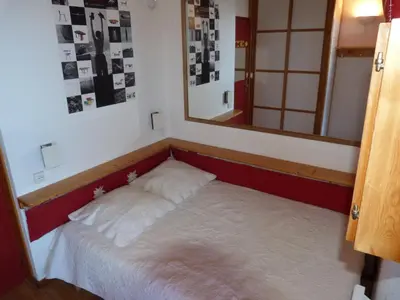 Un ou plusieurs lits dans un hébergement de l'établissement Charmant duplex pour 6 à Arc 1800, proche pistes, avec balcons sud/nord - FR-1-411-179