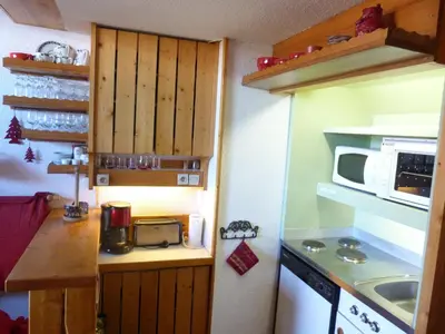 Cuisine ou kitchenette dans l'établissement Charmant duplex pour 6 à Arc 1800, proche pistes, avec balcons sud/nord - FR-1-411-179