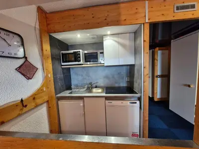 Cuisine ou kitchenette dans l'établissement Appartement 2 pièces, 6 personnes, animaux acceptés, WiFi, Arc 1800 - FR-1-411-190
