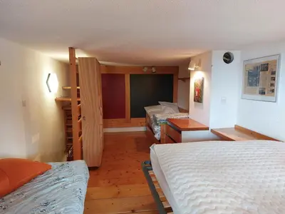Un ou plusieurs lits dans un hébergement de l'établissement Duplex 5 personnes proche pistes et commerces, balcon sud-ouest - Arc 1800 - FR-1-411-197