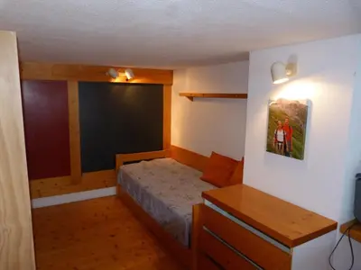 Un ou plusieurs lits dans un hébergement de l'établissement Duplex 5 personnes proche pistes et commerces, balcon sud-ouest - Arc 1800 - FR-1-411-197
