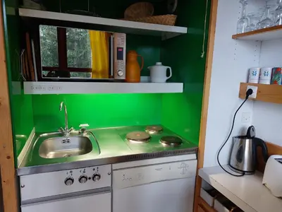 Cuisine ou kitchenette dans l'établissement Duplex 5 personnes proche pistes et commerces, balcon sud-ouest - Arc 1800 - FR-1-411-197