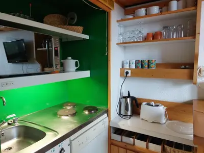 Cuisine ou kitchenette dans l'établissement Duplex 5 personnes proche pistes et commerces, balcon sud-ouest - Arc 1800 - FR-1-411-197