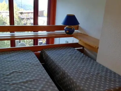 Un ou plusieurs lits dans un hébergement de l'établissement Duplex skis aux pieds avec WIFI, animaux admis - 5 pers, Arc 1800 - FR-1-411-297