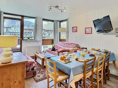 Coin salon dans l'établissement Appartement 4 pièces pour 8 pers. à Tignes, proche pistes, animaux acceptés - FR-1-411-313