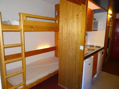 Un ou plusieurs lits dans un hébergement de l'établissement Studio cosy pour 4 pers, au cœur des Arcs 1800, balcon exposé Nord-Est, animaux admis - FR-1-411-321