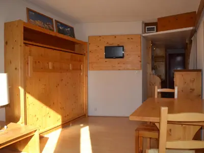 Télévision ou salle de divertissement dans l'établissement Studio pour 4 pers., WIFI, animaux admis, Les Arcs 1800 - FR-1-411-346