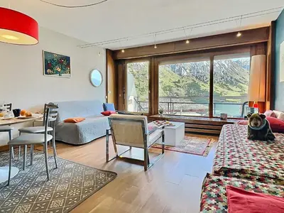 Coin salon dans l'établissement Tignes, 6 pers, 55m², balcon, parking inclus - FR-1-411-381