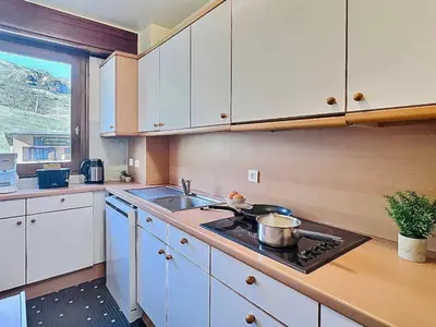 Cuisine ou kitchenette dans l'établissement Tignes, 6 pers, 55m², balcon, parking inclus - FR-1-411-381