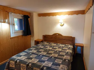 Un ou plusieurs lits dans un hébergement de l'établissement Studio cosy avec mezzanine pour 4 personnes à Arc 1800, proximité pistes et WiFi inclus - FR-1-411-410