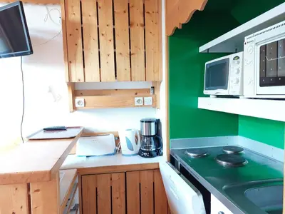 Cuisine ou kitchenette dans l'établissement Studio cosy avec mezzanine pour 4 personnes à Arc 1800, proximité pistes et WiFi inclus - FR-1-411-410