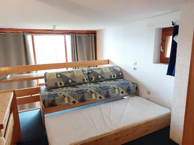 Un ou plusieurs lits dans un hébergement de l'établissement Studio cosy avec mezzanine pour 4 personnes à Arc 1800, proximité pistes et WiFi inclus - FR-1-411-410