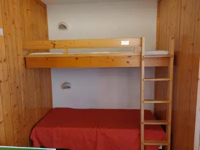 Un ou plusieurs lits superposés dans un hébergement de l'établissement Appartement 2 pièces 6 pers, balcon, animaux admis, WiFi, Arc 1800 - FR-1-411-417