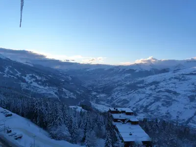 Vue générale sur la montagne ou vue sur la montagne depuis l'appartement