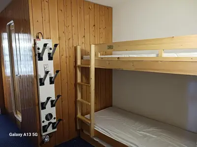 Un ou plusieurs lits superposés dans un hébergement de l'établissement Studio skis aux pieds pour 4 à Arc 1800 - FR-1-411-426