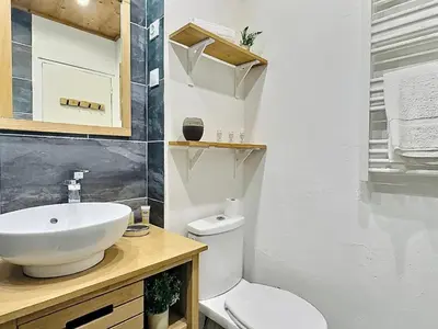 Salle de bains dans l'établissement Studio 4 pers à Tignes ski aux pieds proche des commerces - FR-1-411-440