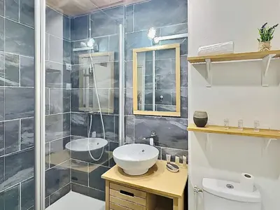 Salle de bains dans l'établissement Studio 4 pers à Tignes ski aux pieds proche des commerces - FR-1-411-440
