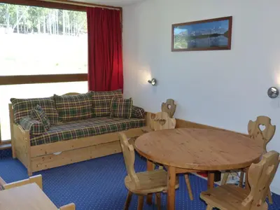Coin salon dans l'établissement Arc 1800 : 2 pièces, skis aux pieds, animaux admis, 5 couchages - FR-1-411-453