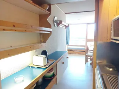 Cuisine ou kitchenette dans l'établissement Studio skis aux pieds pour 4 pers. à Arc 1800 - FR-1-411-492