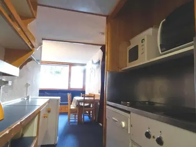 Cuisine ou kitchenette dans l'établissement Studio skis aux pieds pour 4 personnes à Arc 1800, proche commerces, animaux admis - FR-1-411-516
