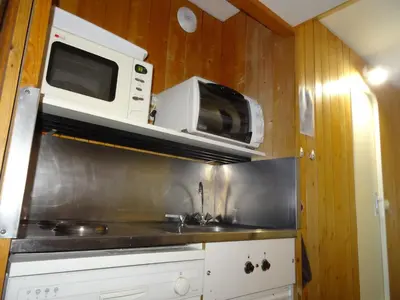 Cuisine ou kitchenette dans l'établissement Studio skis aux pieds pour 4 personnes à Arc 1800, proche commerces, animaux admis - FR-1-411-516