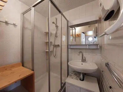 Salle de bains dans l'établissement Appartement cosy 2 pièces pour 5 pers. au pied des pistes - FR-1-411-564