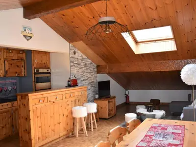Cuisine ou kitchenette dans l'établissement Chaleureux Appartement 3 Pièces à 400m du Téléphérique - FR-1-464-150