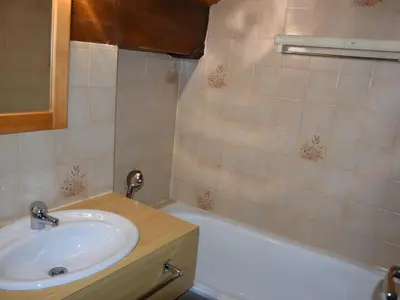 Salle de bains dans l'établissement Chaleureux Appartement 3 Pièces à 400m du Téléphérique - FR-1-464-150