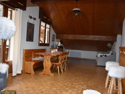 Coin salon dans l'établissement Chaleureux Appartement 3 Pièces à 400m du Téléphérique - FR-1-464-150