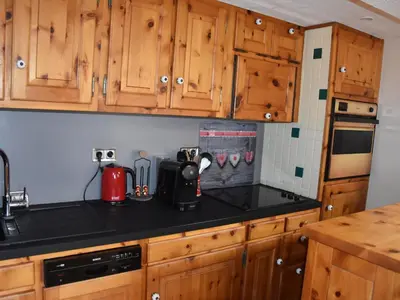 Cuisine ou kitchenette dans l'établissement Chaleureux Appartement 3 Pièces à 400m du Téléphérique - FR-1-464-150