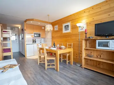 Cuisine ou kitchenette dans l'établissement Studio Grandes Platières I-26 by Interhome
