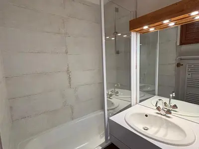 Salle de bains dans l'établissement Studio 4 pers. à Vallandry, centre station, proche pistes - FR-1-411-75