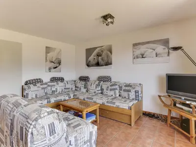 Télévision ou salle de divertissement dans l'établissement Charmant appartement 4 pièces, 8 pers, proche des pistes, parking, WIFI - FR-1-411-154