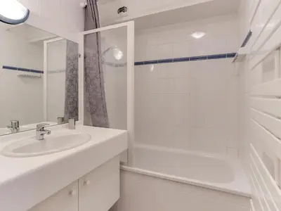 Salle de bains dans l'établissement Charmant appartement 4 pièces, 8 pers, proche des pistes, parking, WIFI - FR-1-411-154