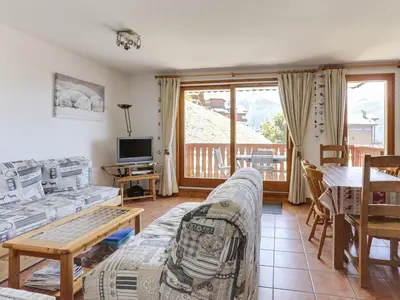 Coin salon dans l'établissement Charmant appartement 4 pièces, 8 pers, proche des pistes, parking, WIFI - FR-1-411-154