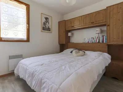 Un ou plusieurs lits dans un hébergement de l'établissement Charmant appartement 4 pièces, 8 pers, proche des pistes, parking, WIFI - FR-1-411-154