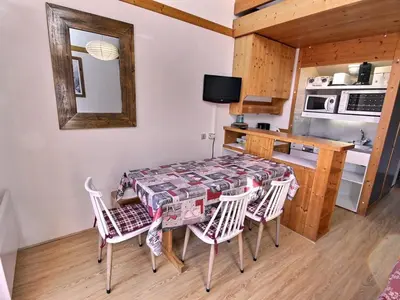 Cuisine ou kitchenette dans l'établissement Appartement 2 pièces pour 5 à Vallandry, centre station près des pistes - FR-1-411-364